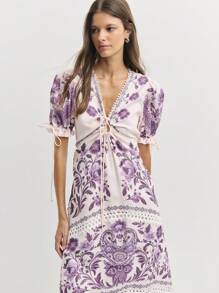 Nöista 象牙白色中长连衣裙，饰有紫色花卉和佩斯利花纹，V领褶饰，系带细节，泡泡袖配有抽绳。飘逸的A字版型，完美契合夏季度假、波西米亚风、度假装以及音乐节造型。 - 紫色 - 查看 3