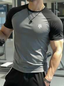 Manfinity Sport PWRUP Maglietta sportiva da uomo a maniche corte con stampa di lettere e colore a contrasto, modello aderente, girocollo - Grigio Chiaro - Visualizzare 1