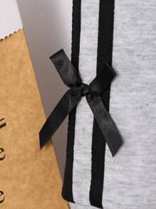 SHEIN 2pcs/Set Teen Girls' School Style Shirt Collar 2 In 1 English Graphic Long Sleeve Sweatshirt With Matching Pleated Mini Skirt, Featuring Contrasting Sleeve Ribbons And Bowknot Decor, Comfortable Knit Fabric, Youthful And Vibrant Look, Suitable For School Or Casual Wear Fall Winter