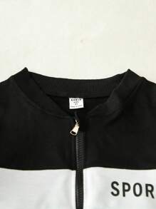 SHEIN Playful Pals 两件套小男孩休闲运动学院风三色字母印花拉链连帽衫+裤子，适合日常穿着、上学、外出、运动、春夏季节。为小男孩提供多种搭配选择，设计简约时尚，穿着舒适。这套服装将是开学季小男孩衣橱中实用又时尚的选择。