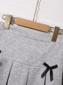 SHEIN 2pcs/Set Teen Girls' School Style Shirt Collar 2 In 1 English Graphic Long Sleeve Sweatshirt With Matching Pleated Mini Skirt, Featuring Contrasting Sleeve Ribbons And Bowknot Decor, Comfortable Knit Fabric, Youthful And Vibrant Look, Suitable For School Or Casual Wear Fall Winter