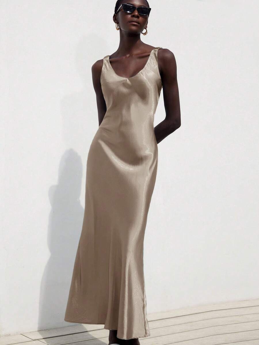 Aveloria Modichic 优雅精致的法式修身V领细肩带缎面连衣裙，适合约会和派对 - 香檳色 - 查看 1