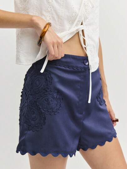 Nöista 海军蓝扇形下摆短裤，侧边刺绣细节。采用轻盈透气面料制成。完美海滩装、机场休闲装、夏日度假必备单品。时尚、舒适、百搭、别致、清新、优雅、休闲、清凉，度假必备。