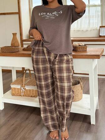SHEIN Ensemble de pyjama grande taille composé d'un Top à manches courtes avec imprimé lettres décontracté, et d'un pantalon à carreaux