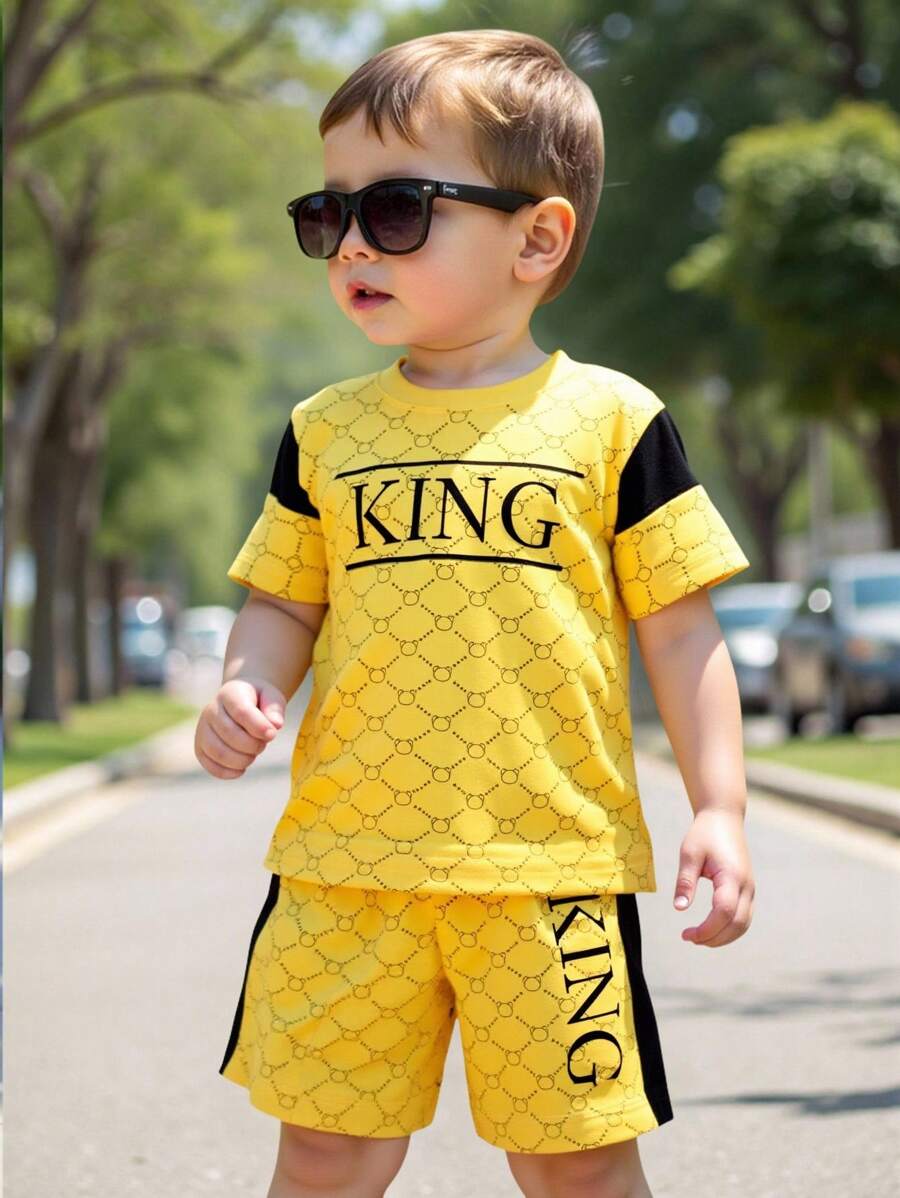 SHEIN 2 件套男婴时尚服装,全身印有熊标志,搭配国王字母图案撞色黑袖,短袖 T 恤和短裤套装,适合春夏季日常穿着 - 彩色 - 查看 1