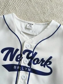 SHEIN Conjunto de chaqueta de béisbol blanca versátil y top de manga corta con pantalón vaquero azul claro para bebés niños, top deportivo de béisbol de manga corta blanco con estampado floral azul claro y logo azul marino, con aspecto casual y desgastado, suave y cómodo, estilo deportivo casual y adecuado para salidas de primavera y verano, juegos al aire libre, vacaciones, uso diario y viajes