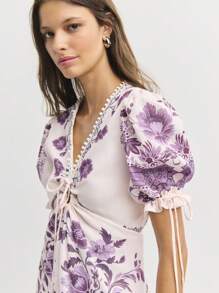 Nöista 象牙白色中长连衣裙，饰有紫色花卉和佩斯利花纹，V领褶饰，系带细节，泡泡袖配有抽绳。飘逸的A字版型，完美契合夏季度假、波西米亚风、度假装以及音乐节造型。 - 紫色 - 查看 1