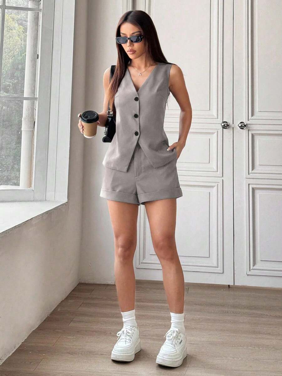 Flirla 休闲简约无袖前扣短款夹克和高低下摆短裤两件套 - 淺灰色 - 查看 1