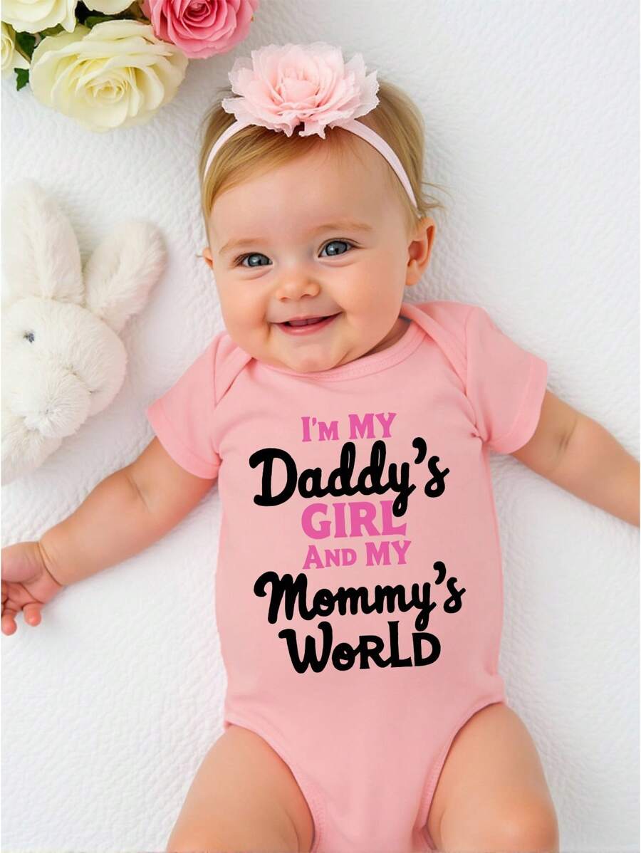 SHEIN Baby Girl Cute Sweet "I'M MY DADDY'S GIRL AND MY MOMMY'S WORLD" Letter Print Short Sleeve Bodysuit, Summer - Pink - View 1