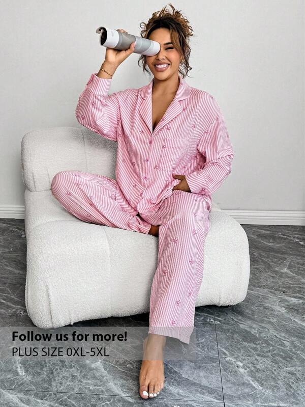 Firerie طقم قميص مطبوع بشريط أحمر وأبيض ربطة عنق وبنطلون ساق مستقيمة للمقاسات الكبيرة، طقم رياضي متناسق للبيت والخارج