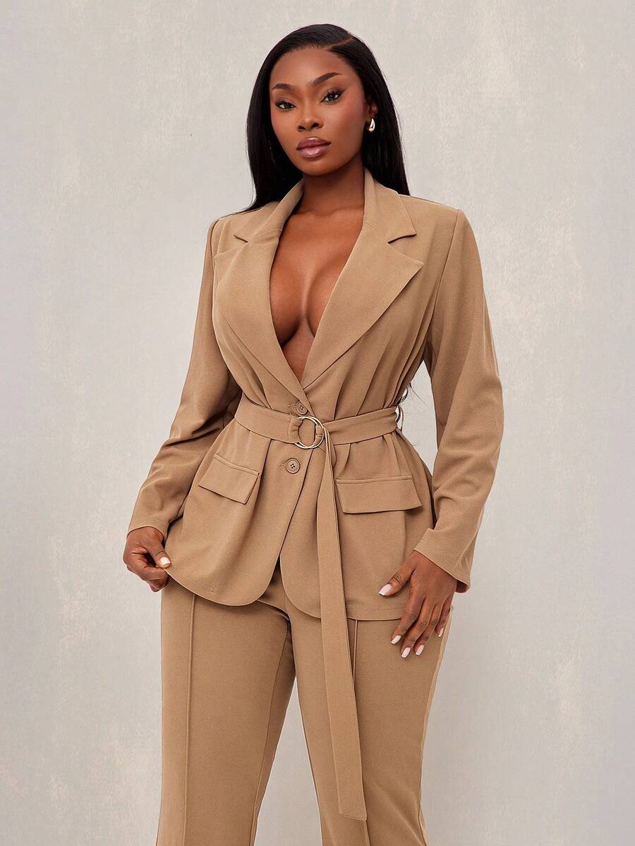 SHEIN X Phaith Montoya SHEIN SXY Blazer básico elegante, sexy e de estilo elegante para mulheres plus size no outono e inverno, incluindo um cinto bônus. Adequado para ir e vir, negócios, estilo retrô, festa, resort, passeio, dinheiro antigo, estilo de rua alta, urbano, sereia sexy de escritório coquete, traje de cruzeiro, ir e vir, negócios, retrô, vintage, festa, resort, passeio, dinheiro antigo, ricamente camadas, encontro à noite, reunião, minimalismo, aniversário, evento formal, Gyaru, Ibiza, Nashville, intervalo, modesto, chique, casual, compras, streetwear, saída. - Caqui - Visão 1