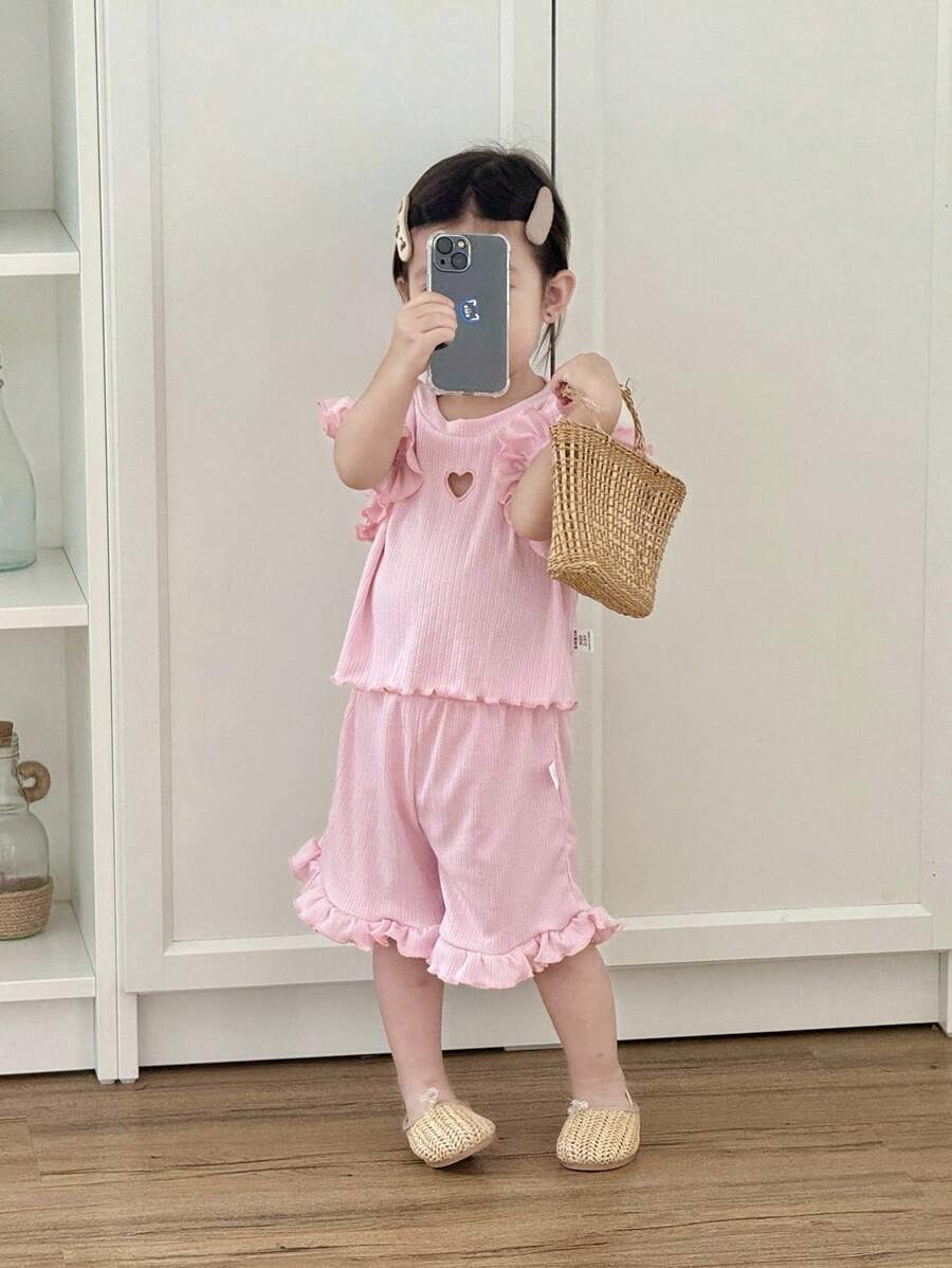 SHEIN 女宝宝甜美少女粉色梦幻夏日套装!圆领荷叶袖上衣,散发迷人飘逸气息,粉色爱心刺绣点缀,优雅气质尽显,搭配纯粉色短裤,甜美感爆棚。简约廓形,尽显可爱造型。外出游玩,成为可爱街头风偶像;居家休闲,或参加派对,变身可爱小公主! - 粉色 - 查看 1