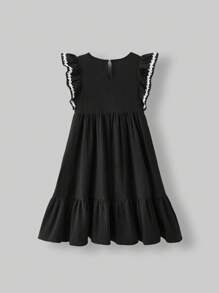 Ontre 这款舒适的黑色棉混纺中长连衣裙专为少女设计，采用时尚的V领和可爱的荷叶边袖口。这款休闲连衣裙还饰有优雅的白色花卉刺绣细节。