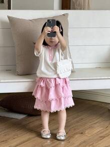 SHEIN 女宝宝夏季甜美两件套！纯白色Polo领短袖上衣展现清新气质，精致的刺绣字母图案，搭配蓝色半身裙，活泼俏皮。适合休闲居家，自由自在；适合出席派对，轻松变身迷人小公主，魅力十足。 - 彩色 - 查看 1
