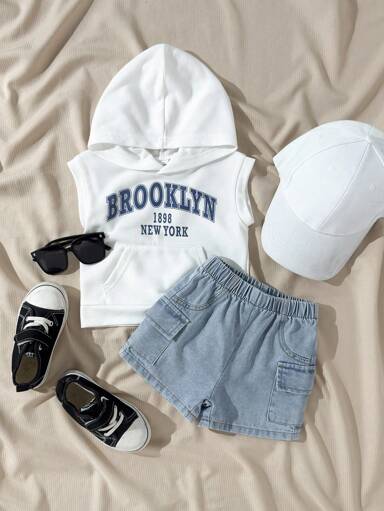 SHEIN 2 pièces/Set Tenue décontractée pour bébé/garçon, comprenant un gilet sans manches à capuche avec imprimé graphique blanc et un short en jean avec poche et taille élastique bleue, convenant pour le casual, les sports, le port quotidien, les sorties et les voyages