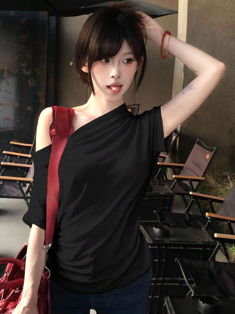 DAZY Áo thun hở vai màu trơn cổ tròn bất đối xứng dành cho nữ, đa năng và thanh lịch - màu đen - Xem 1