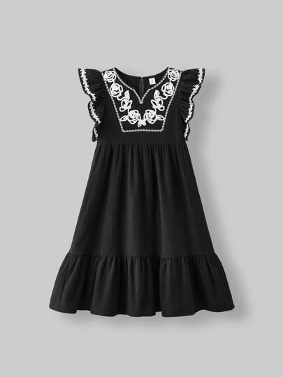 Ontre 这款舒适的黑色棉混纺中长连衣裙专为少女设计，采用时尚的V领和可爱的荷叶边袖口。这款休闲连衣裙还饰有优雅的白色花卉刺绣细节。