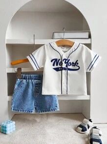 SHEIN Conjunto de chaqueta de béisbol blanca versátil y top de manga corta con pantalón vaquero azul claro para bebés niños, top deportivo de béisbol de manga corta blanco con estampado floral azul claro y logo azul marino, con aspecto casual y desgastado, suave y cómodo, estilo deportivo casual y adecuado para salidas de primavera y verano, juegos al aire libre, vacaciones, uso diario y viajes