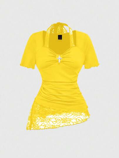 Camiseta de mujer con cuello de atar, pretina con cintura, adorno de encaje con bajo asimétrico y parches de punto