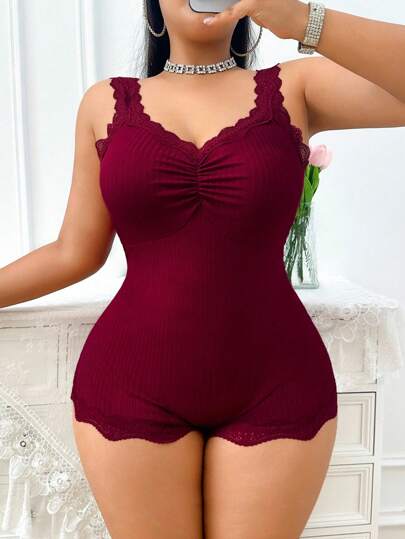 SHEIN Macacão Pijama em Malha com Decoração de Babados e Renda na Cor Vinho Sólida, Plus Size para Mulheres