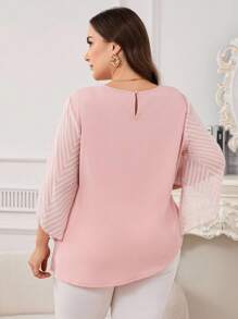 SHEIN Clasi 大码优雅通勤提花拼布喇叭袖衬衫 大码上衣 大码粉色上衣 秋季有袖上衣 粉色有袖上衣 大码休闲上衣 大码秋季上衣 女士教师装 女士办公室装 女士教师机场装 大码女装 外出秋装 女士衬衫 女士上衣 教师衬衫 可爱衬衫 长袖衬衫 趣味衬衫，女士秋季服装 - 粉色 - 查看 3