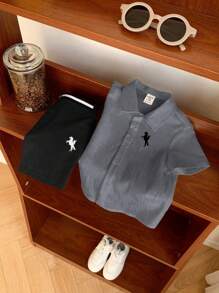 SHEIN 2 件套年轻男孩学院风休闲日常舒适白色 Polo 衫和短裤套装，小马装饰，适合学校、聚会、春夏季、返校服装 - 灰色 - 查看 3