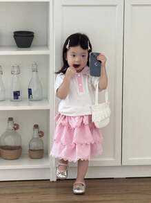 SHEIN 女宝宝夏季甜美两件套！纯白色Polo领短袖上衣展现清新气质，精致的刺绣字母图案，搭配蓝色半身裙，活泼俏皮。适合休闲居家，自由自在；适合出席派对，轻松变身迷人小公主，魅力十足。 - 彩色 - 查看 6