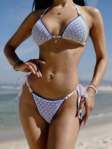 Carolina Barros Bikini Segitiga Seksi Wanita dengan Hiasan Mutiara dan Motif Bunga Cangkang Biru Berongga untuk Musim Panas - Blue and White - View 3