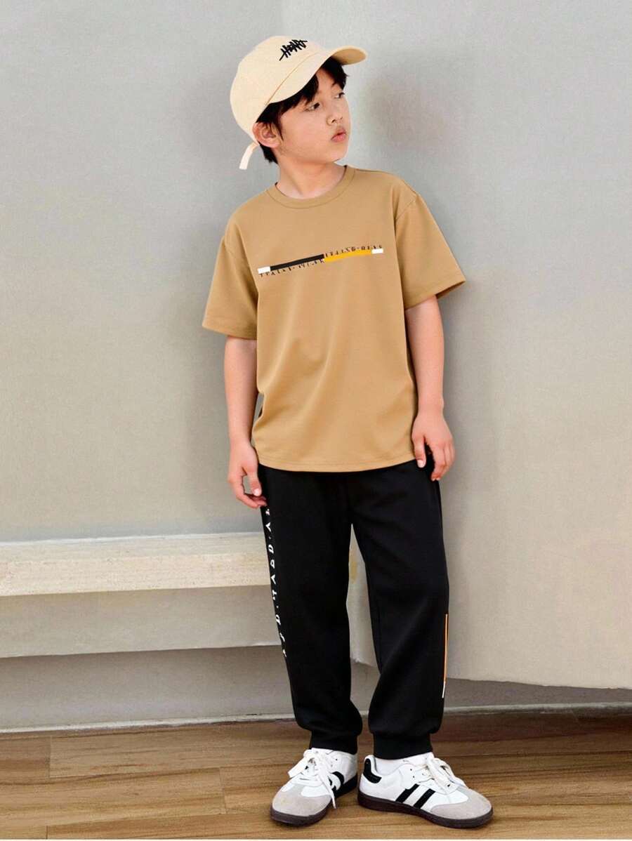 2 Stück/Set Jungen-Freizeitkleidung im College-Stil, bequem und modisch, einfach und praktisch, weiches Shirt mit Buchstaben-Grafik am Rundhalsausschnitt und kurzen Ärmeln sowie Hose mit elastischem Bund, geeignet für Herbst, Frühling, Sommer, passend für den täglichen Gebrauch, Outdoor, Schule, Straße, Partys und Lässig Zuhause