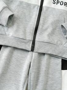 SHEIN Playful Pals 两件套小男孩休闲运动学院风三色字母印花拉链连帽衫+裤子，适合日常穿着、上学、外出、运动、春夏季节。为小男孩提供多种搭配选择，设计简约时尚，穿着舒适。这套服装将是开学季小男孩衣橱中实用又时尚的选择。