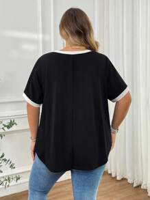 SHEIN CURVE+ 大码女式 V 领短袖休闲 T 恤，黑白配色/大码 T 恤夏季/乡村/海滩度假装/沙滩装/沙滩装 - 黑與白 - 查看 2