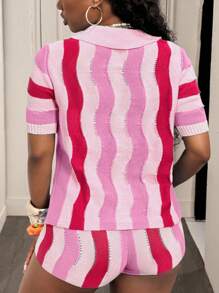 Slaydiva 2025 Neuer Sommer Lässig Urlaub Straße Boho Hemdkragen offener Knopfleiste Kurzarm figurbetontes Pullover-Shirt-Kardigan + schmale Mini-Shorts, Hellblau-Navy-Blau-Wellen-gestreifter Woll-Häkel-Damen-Sweater Zweiteiler