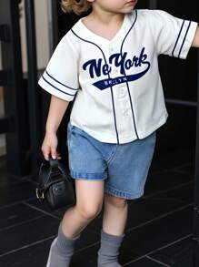SHEIN Conjunto de chaqueta de béisbol blanca versátil y top de manga corta con pantalón vaquero azul claro para bebés niños, top deportivo de béisbol de manga corta blanco con estampado floral azul claro y logo azul marino, con aspecto casual y desgastado, suave y cómodo, estilo deportivo casual y adecuado para salidas de primavera y verano, juegos al aire libre, vacaciones, uso diario y viajes