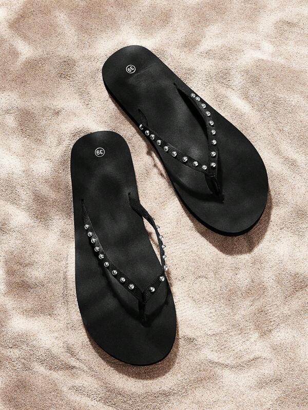 Chanclas de verano Cuccoo casuales y versátiles con decoración minimalista de tachuelas