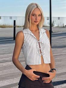 SHEIN ICON Blusa feminina listrada, cropped, sem mangas e com gola dobrável. Ideal para o 4 de julho, volta às aulas e para o verão. Perfeita para sair à noite. - Multicolorido - Ver 1