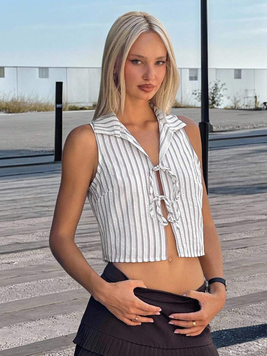 SHEIN ICON Blusa feminina listrada, cropped, sem mangas e com gola dobrável. Ideal para o 4 de julho, volta às aulas e para o verão. Perfeita para sair à noite. - Multicolorido - Ver 1