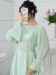 Yasmyna فستان طويل عربي ذو قبة مستديرة، أكمام ثلاثية الأبعاد بطية و إنسدال مجسم بالأزهار لموسم الربيع والصيف - أخضر نعناع - مشاهدة 5