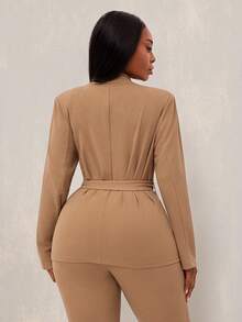 SHEIN X Phaith Montoya SHEIN SXY Blazer básico elegante, sexy e de estilo elegante para mulheres plus size no outono e inverno, incluindo um cinto bônus. Adequado para ir e vir, negócios, estilo retrô, festa, resort, passeio, dinheiro antigo, estilo de rua alta, urbano, sereia sexy de escritório coquete, traje de cruzeiro, ir e vir, negócios, retrô, vintage, festa, resort, passeio, dinheiro antigo, ricamente camadas, encontro à noite, reunião, minimalismo, aniversário, evento formal, Gyaru, Ibiza, Nashville, intervalo, modesto, chique, casual, compras, streetwear, saída. - Caqui - Visão 2