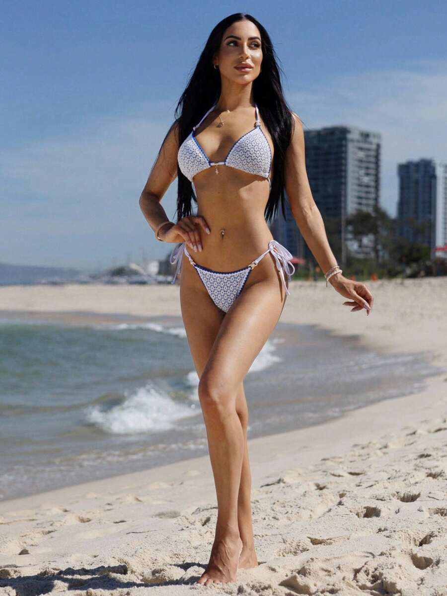 Carolina Barros Bikini Segitiga Seksi Wanita dengan Hiasan Mutiara dan Motif Bunga Cangkang Biru Berongga untuk Musim Panas - Blue and White - View 1