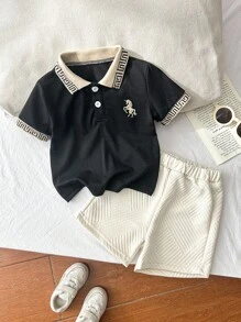 Souflis Souflis 2件組男嬰夏季休閒套裝 黑色家庭款 Polo領短袖上衣+紋理短褲 刺繡圖案 精緻外出穿搭 - 黑色 - 查看 1