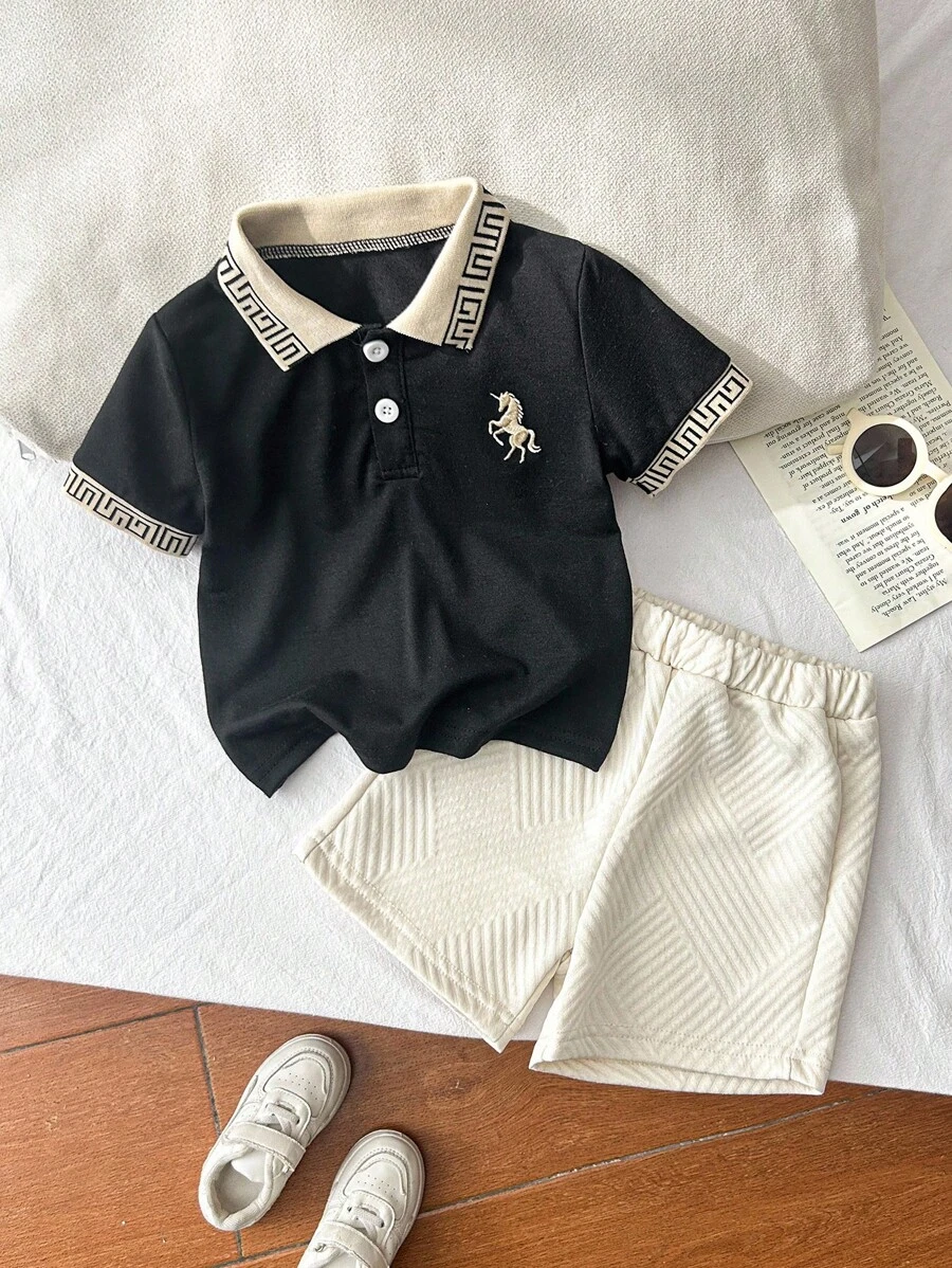 Souflis Souflis 2件組男嬰夏季休閒套裝 黑色家庭款 Polo領短袖上衣+紋理短褲 刺繡圖案 精緻外出穿搭 - 黑色 - 查看 1