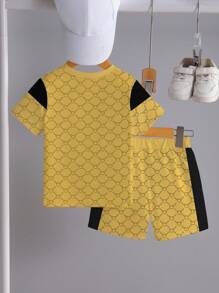 SHEIN 2 件套男婴时尚服装，全身印有熊标志，搭配国王字母图案撞色黑袖，短袖 T 恤和短裤套装，适合春夏季日常穿着 - 彩色 - 查看 2