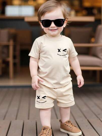 SHEIN 2 件套男婴时尚酷炫脸和字母印花短袖 T 恤和短裤套装，适合夏季外出