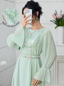 Yasmyna فستان طويل عربي ذو قبة مستديرة، أكمام ثلاثية الأبعاد بطية و إنسدال مجسم بالأزهار لموسم الربيع والصيف - أخضر نعناع - مشاهدة 1