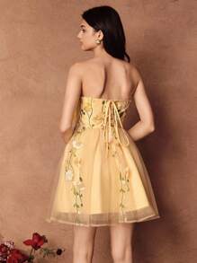 SHEIN Unity Váy ngắn không dây thắt eo thêu hoa lãng mạn dành cho nữ, màu vàng, xuân/hè - Màu vàng - Xem 2