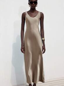Aveloria Modichic 优雅精致的法式修身V领细肩带缎面连衣裙，适合约会和派对 - 香檳色 - 查看 6