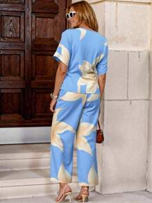 SHEIN Clasi 2 件套女式花卉印花短袖 V 领 T 恤和裤子套装，时尚夏季服装 - 淺藍色 - 查看 2