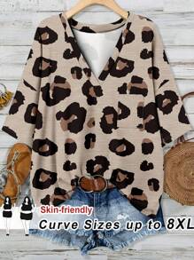 SHEIN CURVE+ 大码秋季女装/冬季女装/冬季大码圣帕特里克节绿色口袋 T 恤春假波西米亚风狂欢节春假老钱风格女士狂欢、曲线加大码、波西米亚风度假 8xl 6xl 加大码豹纹上衣 - 彩色 - 查看 1