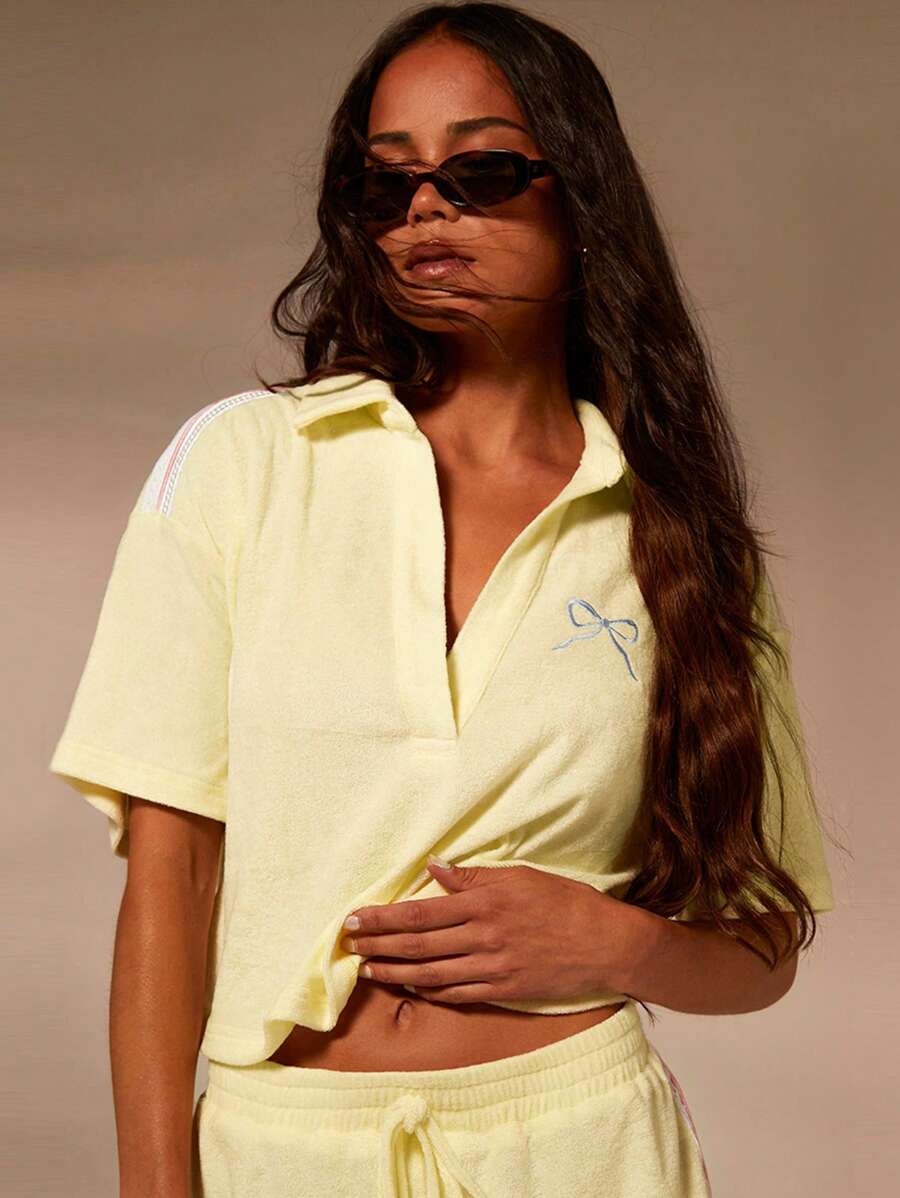 Athîral Blusa informal suelta con cuello vuelto y manga corta con lazo decorativo para mujer - Amarillo - Ver 1