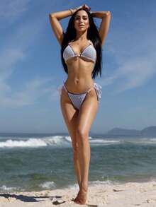 Carolina Barros Bikini Segitiga Seksi Wanita dengan Hiasan Mutiara dan Motif Bunga Cangkang Biru Berongga untuk Musim Panas - Blue and White - View 2